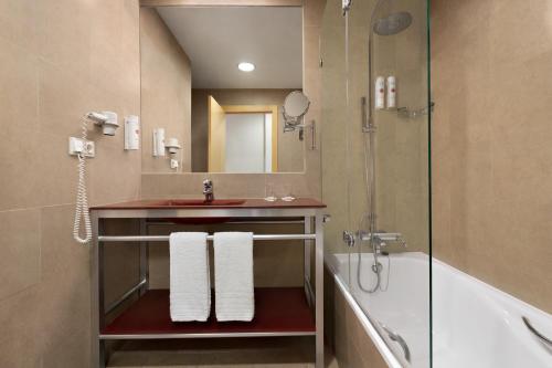 Habitación con 2 camas individuales y 1 cama plegable - No fumadores del hotel Ramada By Wyndham Madrid Getafe. Foto 5