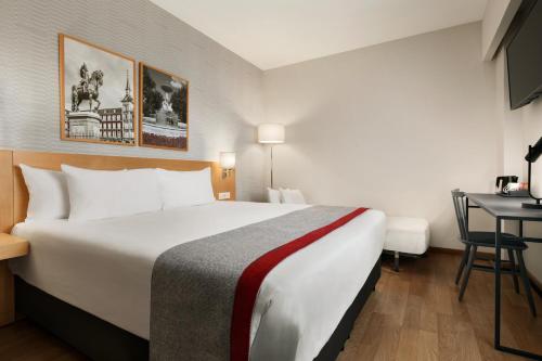 Habitación con 2 camas individuales y 1 cama plegable - No fumadores del hotel Ramada By Wyndham Madrid Getafe. Foto 6