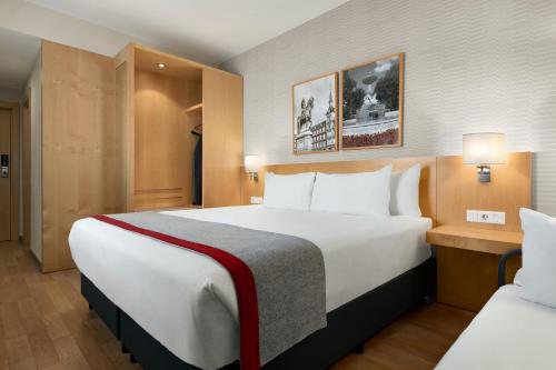Habitación con 2 camas individuales y 1 cama plegable - No fumadores del hotel Ramada By Wyndham Madrid Getafe. Foto 7