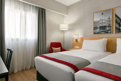 Habitación Doble adaptada para personas con movilidad reducida - No fumadores - 2 camas del hotel Ramada By Wyndham Madrid Getafe. Foto 2