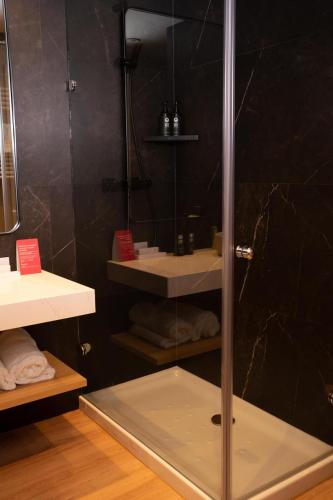 Habitación Doble adaptada para personas con movilidad reducida - No fumadores - 2 camas del hotel Ramada By Wyndham Madrid Getafe. Foto 6