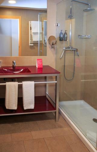 Habitación Doble - No fumadores - 2 camas del hotel Ramada By Wyndham Madrid Getafe. Foto 2