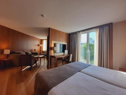 Habitación triple Vista Jardín del hotel Gran Balneario De Puente Viesgo. Foto 2