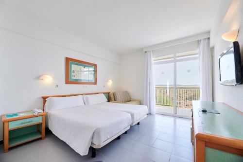 Habitación Doble con vistas al mar del hotel AluaSun Cala Antena. Foto 3