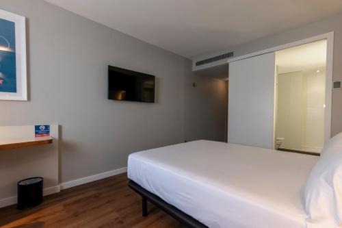Habitación Doble adaptada para personas con movilidad reducida del hotel Travelodge Málaga Airport. Foto 2