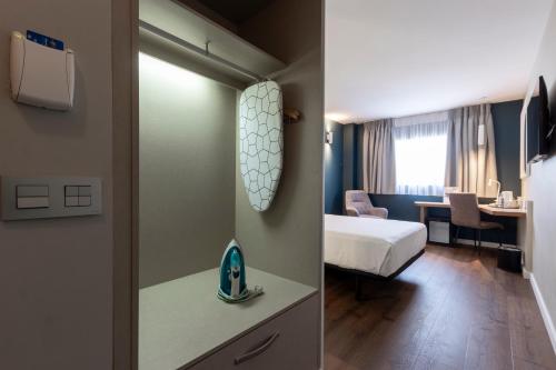 Habitación Doble adaptada para personas con movilidad reducida del hotel Travelodge Málaga Airport. Foto 4