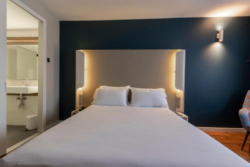 Habitación Doble adaptada para personas con movilidad reducida del hotel Travelodge Málaga Airport. Foto 5