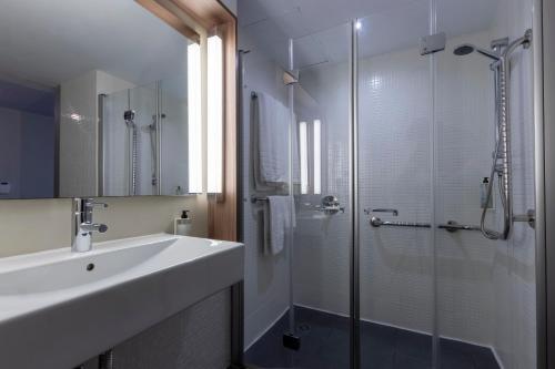 Habitación Doble adaptada para personas con movilidad reducida del hotel Travelodge Málaga Airport. Foto 9