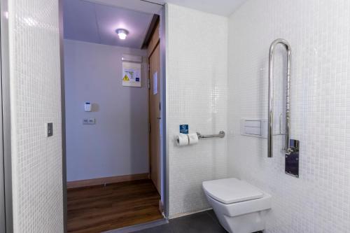 Habitación Doble adaptada para personas con movilidad reducida del hotel Travelodge Málaga Airport. Foto 10