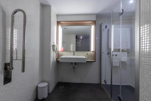 Habitación Doble adaptada para personas con movilidad reducida del hotel Travelodge Málaga Airport. Foto 11