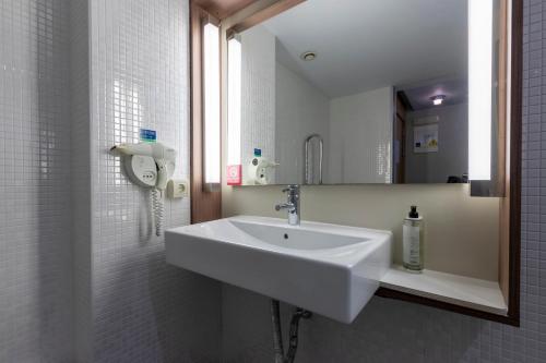 Habitación Doble adaptada para personas con movilidad reducida del hotel Travelodge Málaga Airport. Foto 12