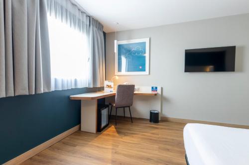 Habitación Doble adaptada para personas con movilidad reducida del hotel Travelodge Málaga Airport. Foto 17