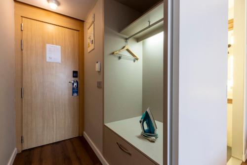Habitación Doble adaptada para personas con movilidad reducida del hotel Travelodge Málaga Airport. Foto 22