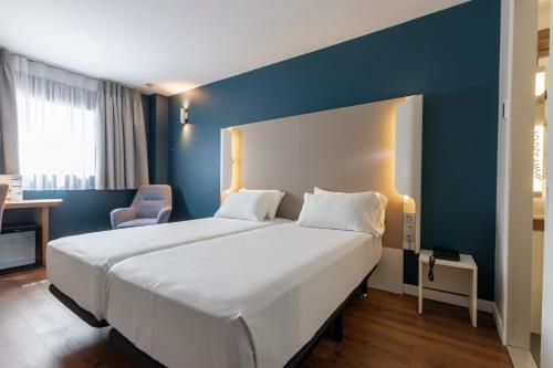 Habitación Doble - 2 camas del hotel Travelodge Málaga Airport. Foto 1
