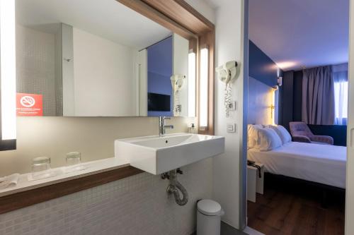 Habitación Doble - 2 camas del hotel Travelodge Málaga Airport. Foto 13