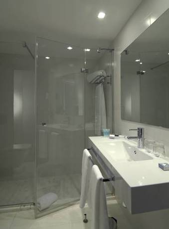 Habitación doble 2 camas del hotel Ikonik Lex. Foto 1