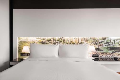 Habitación con cama extragrande del hotel Hilton Madrid Airport. Foto 4