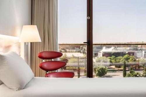 Habitación Doble con cama grande y vistas a la ciudad del hotel Hilton Madrid Airport. Foto 2