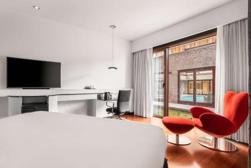 Habitación Relaxation con cama extragrande del hotel Hilton Madrid Airport. Foto 3