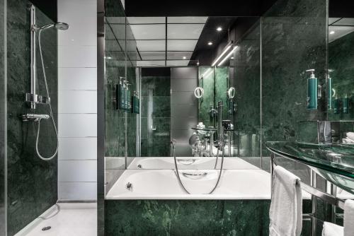 Habitación Esquinera Premium Executive - 1 cama extragrande del hotel Hilton Madrid Airport. Foto 3