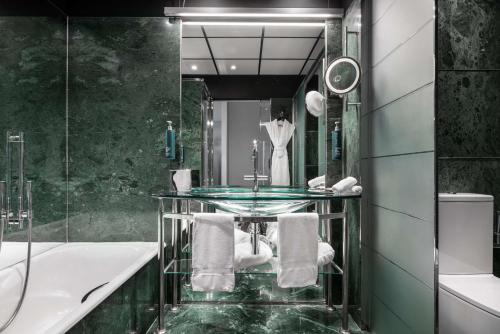 Habitación Esquinera Premium Executive - 1 cama extragrande del hotel Hilton Madrid Airport. Foto 4