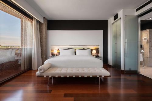Suite de 1 dormitorio - 1 cama extragrande del hotel Hilton Madrid Airport