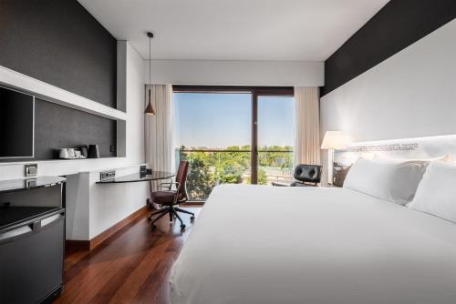 Habitación con vistas a la ciudad - 1 cama extragrande del hotel Hilton Madrid Airport. Foto 2