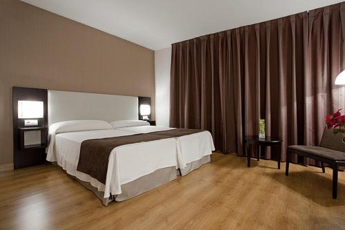 Habitación Doble con cama supletoria - 2 camas del hotel Carlos III