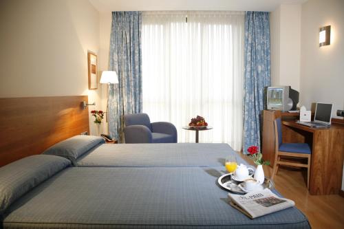 Habitación Triple del hotel Mieres Del Camino. Foto 1