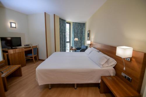 Habitación Doble Confort del hotel Mieres Del Camino. Foto 2