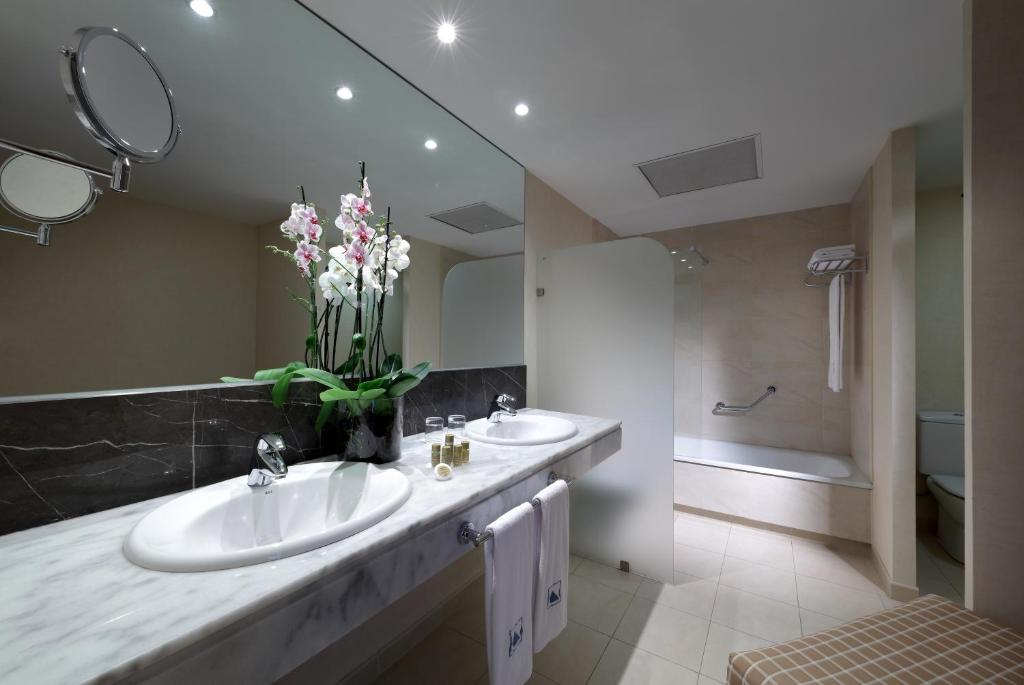 Habitación triple del hotel Eurostars Zaragoza. Foto 2