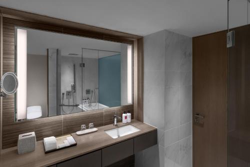 Suite Doble con 2 camas y acceso al salón del club del hotel Intercontinental Ana Tokyo, An Ihg. Foto 3