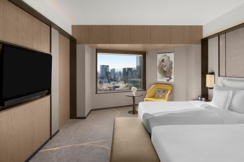 Suite Doble con 2 camas y acceso al salón del club del hotel Intercontinental Ana Tokyo, An Ihg. Foto 5