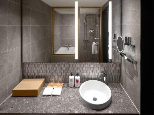 Habitación Premium con cama extragrande y bañera - Acceso al salón del club del hotel Intercontinental Ana Tokyo, An Ihg. Foto 6