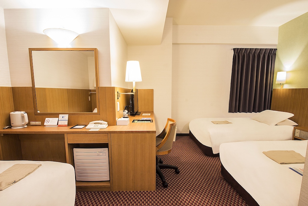 Habitación triple, no fumadores del hotel Hearton Shinsaibashi. Foto 1
