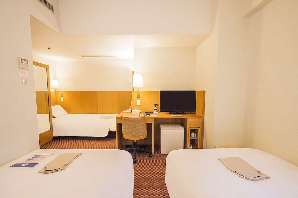 Habitación triple, no fumadores del hotel Hearton Shinsaibashi. Foto 2