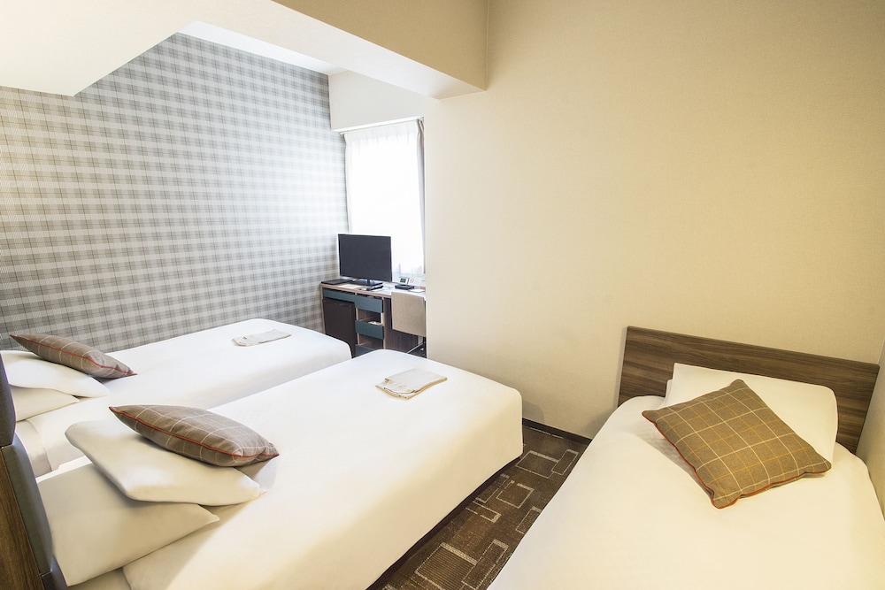 Habitación triple, no fumadores del hotel Hearton Shinsaibashi. Foto 5