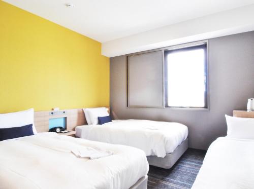 Habitación Triple - No fumadores del hotel Sotetsu Grand Fresa Osaka - Namba. Foto 1