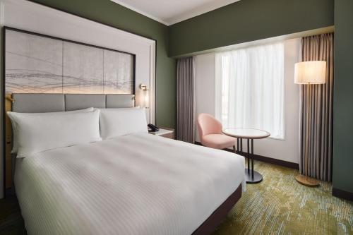 Habitación acogedora con cama grande del hotel Rihga Royal Osaka. Foto 1