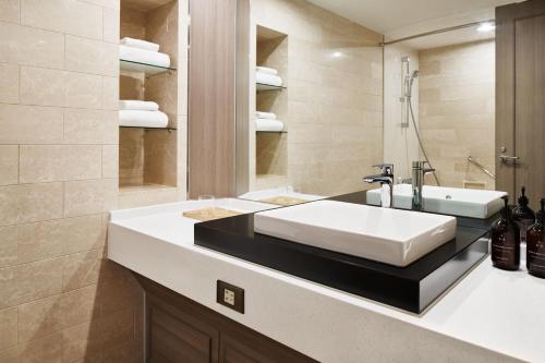 Habitación Grand con 1 cama extragrande del hotel Rihga Royal Osaka. Foto 1