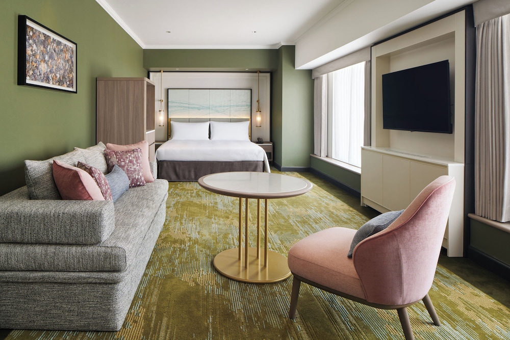Suite, 1 cama de matrimonio grande, en esquina del hotel Rihga Royal Osaka. Foto 1