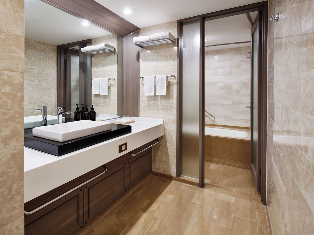 Suite, 1 cama de matrimonio grande, en esquina del hotel Rihga Royal Osaka. Foto 5