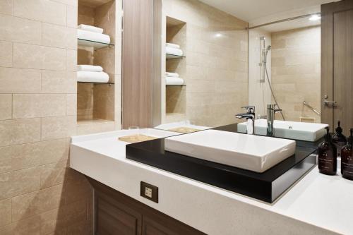 Habitación Grand con 1 cama extragrande del hotel Rihga Royal Osaka. Foto 2