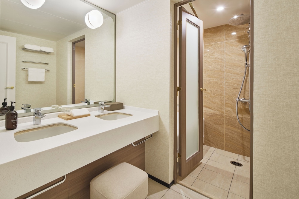 Suite, 2 camas individuales, Acceso al salón del club del hotel Rihga Royal Osaka. Foto 6
