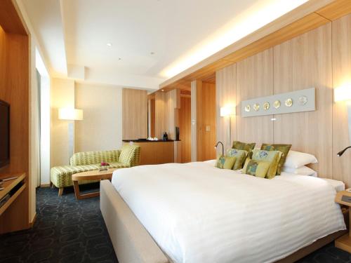 Habitación en planta de lujo - No fumadores - Cama extragrande del hotel Nikko Kanazawa. Foto 1