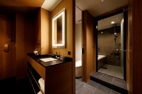 Habitación con cama grande en piso de lujo - No fumadores del hotel Nikko Kanazawa. Foto 2