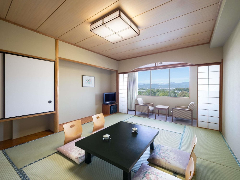 Habitación Clásica, estilo japonés, 4 camas futón, Vistas a la montaña del hotel Mercure Nagano Matsushiro Resort & Spa