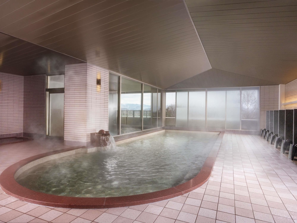 Habitación Clásica, estilo japonés, 4 camas futón, Vistas a la montaña del hotel Mercure Nagano Matsushiro Resort & Spa. Foto 3