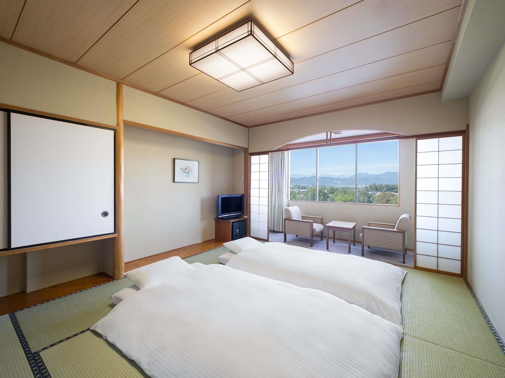 Habitación Clásica, estilo japonés, 4 camas futón, Vistas a la montaña del hotel Mercure Nagano Matsushiro Resort & Spa. Foto 8