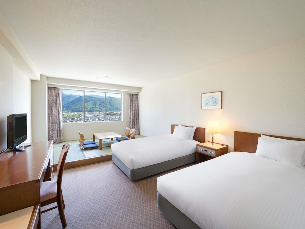 Habitación Clásica, estilo japonés, 2 camas individuales y 2 camas futón, Vistas a la montaña del hotel Mercure Nagano Matsushiro Resort & Spa